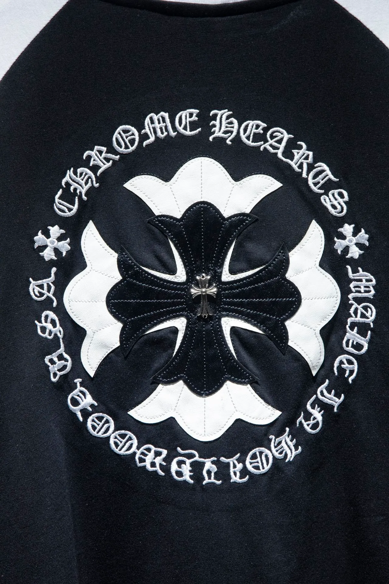 P178 🆕Chrome Hearts os version is really charming and Chrome Hearts is really a must-have. Each season's new version is made to the extreme. It is very practical and can be worn casually. Nice✔️ - ⚠️100% cotton. It is made of 32-count double yarn, 260-gram weight fabric and imported knitted carded cotton. It has moderate thickness, drape and contour, and the upper body is comfortable! ! It is very tolerant to fat body types and can instantly lose five pounds after wearing it!  Front panel #Back panel Simple elements# Artistic arrangement of English letters. Imported Tajima high-density heavy-duty embroidery technology. The fonts are three-dimensional and full. The letters are embroidered by imported machines after adjusting according to the original details. The thickness is moderate. The hardware is imported hardware accessories. Handmade elements are added to the body, which greatly increases the interest of the clothing; unique visual effects. After special fraying effect treatment, a unique distressed effect is formed. An irregular hem is added to the version. This year, Crow Heart is focusing on the version. In the past two years, the oversize version has become the focus of the trend. It has also been a popular staple in the past two years. The change of designers has made this brand an instant hit. The progressive fashion of the times also needs the blood impact of fresh elements and trendy designs in order to continue its glory! It’s stylish both inside and outside, a must-have for high street travel! An absolute "eye-catching style" that can match couples 💏 Color: Black White Size: S M L XL